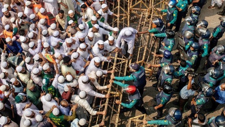 Bangladesh: "Ha profanato il Corano", uomo linciato dalla folla e dato alle fiamme