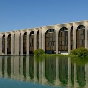 Mondadori scatta in Borsa, offerta da Belpietro per cinque periodici