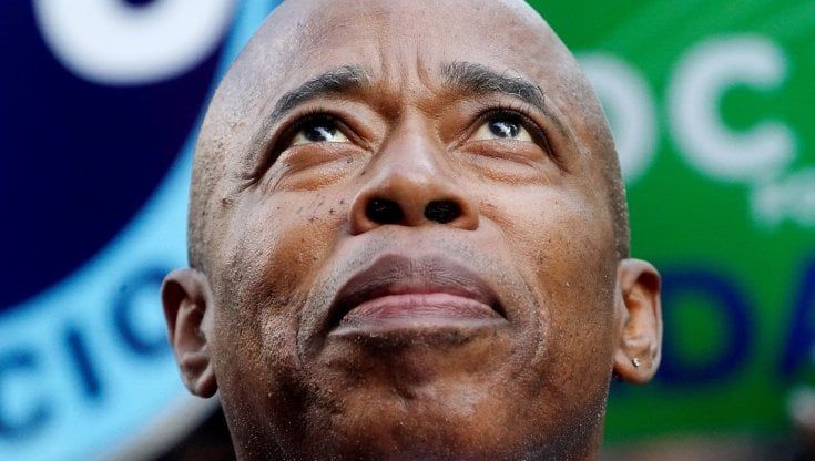 Dalle gang al Master, l’ascesa di Adams lo sceriffo afroamericano eletto sindaco di New York