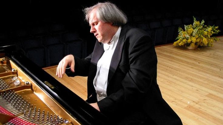 Sokolov, il virtuoso che sussurra al pianoforte. E spalanca mondi sonori con un semplice arpeggio