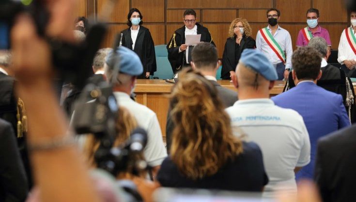 Sentenza Willy, l'abbraccio in aula tra i due condannati, poi le urla e gli insulti