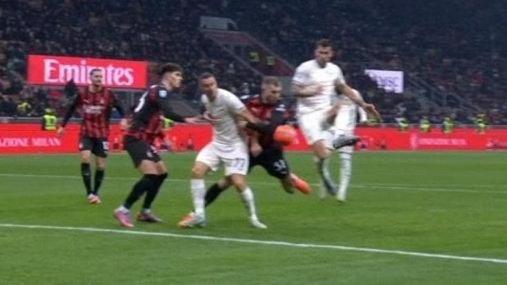 Milan-Lazio, sospetto rigore per i biancocelesti in pieno recupero: l’arbitro dà fallo in attacco