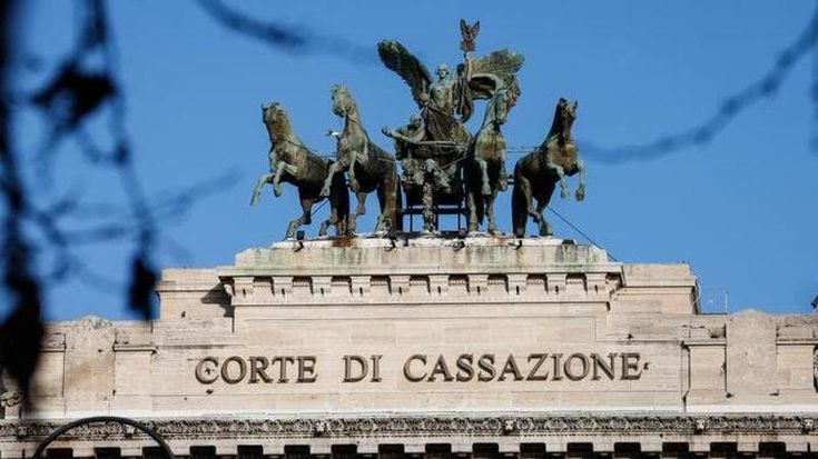 Segue la nuova compagna dell’ex per scoprire il tradimento. La Cassazione: “È stalking”