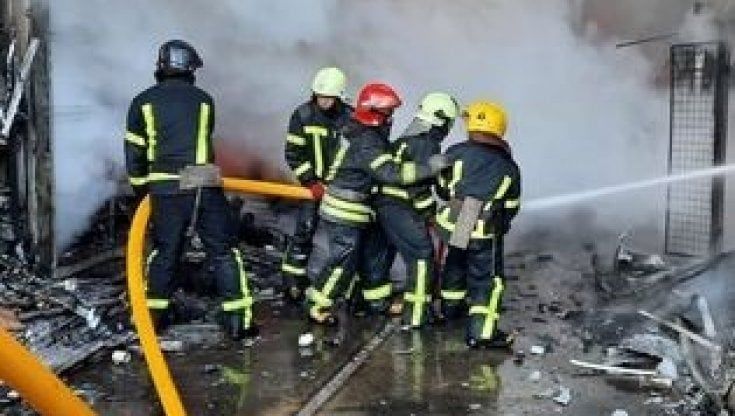 Con i pompieri ucraini che sfidano i missili: “A due passi dal fronte armati solo d’acqua”