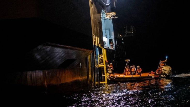 Dieci migranti morti nel Mediterraneo, le accuse di ong sui soccorsi. Allarme Sea Watch "Disperso un gommone individuato ieri"
