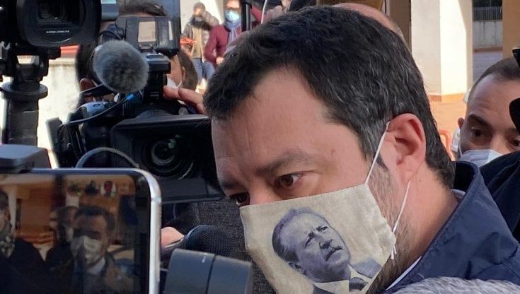 Salvini a Palermo: l'omaggio a Borsellino con la mascherina che ne ritrae l'effige diventa un caso