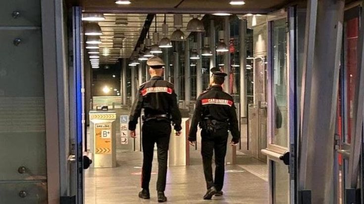 Non vuole scendere dal treno e manda all’ospedale un dipendente dell’Atac e due carabinieri