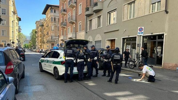 Travolto da un’auto in retromarcia: morto anziano di 80 anni in via Colombo