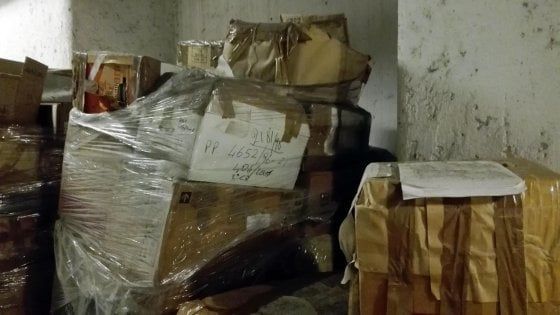 Milano, cataste di faldoni e sporcizia: il degrado nei sotterranei del Tribunale