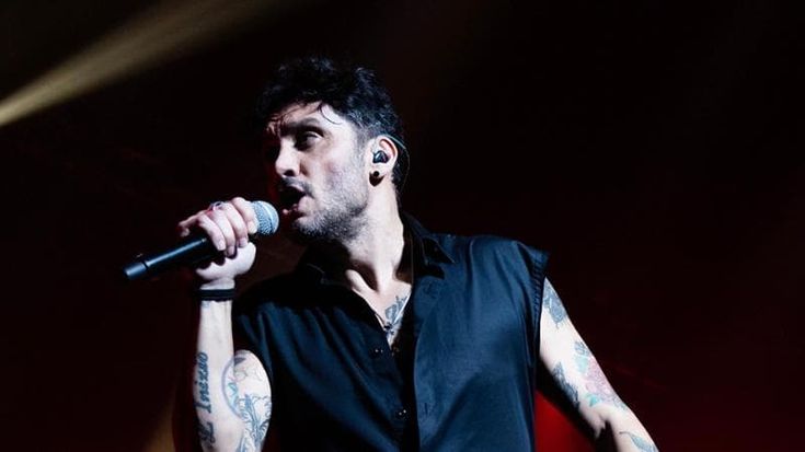 Fabrizio Moro: “Il gigante, il nano e la mia felicità 25 anni dopo”