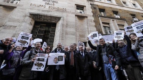 Manovra, protesta dei giornalisti davanti al Mise. Crimi: "Mi dispiace se chiude Radio radicale" 
