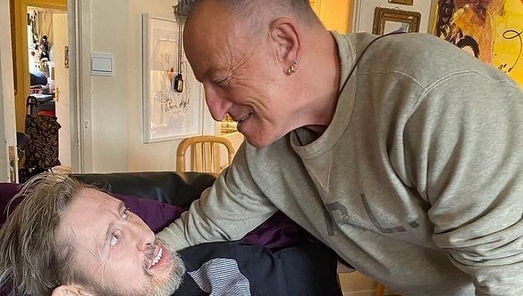 Bruce Springsteen commuove anche giù dal palco: fa visita all'amico e collega Shane MacGowan malato di encefalite cerebrale 
