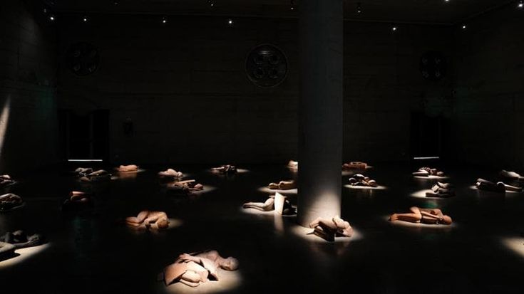 I Dormienti di Mimmo Paladino: l’umanità sospesa abita Palazzo Citterio