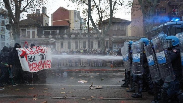 Askatasuna, i militanti promettono un mese di lotta: “A Capodanno di nuovo in piazza”