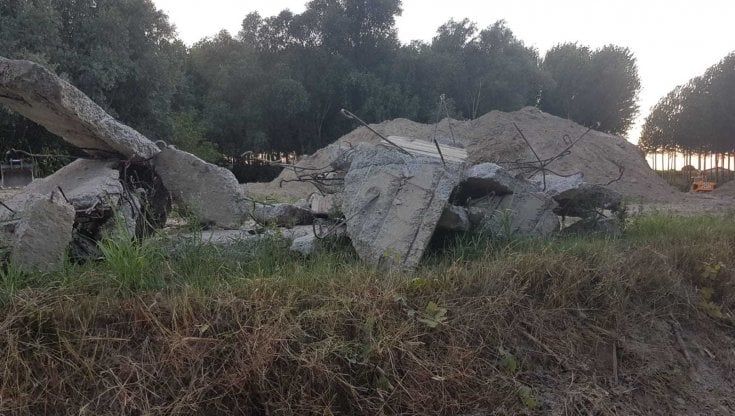 "Notevoli criticità": demolito il ponte di Castelnovo. Il Comune: "Non è vincolato dalla Sovrintendenza"