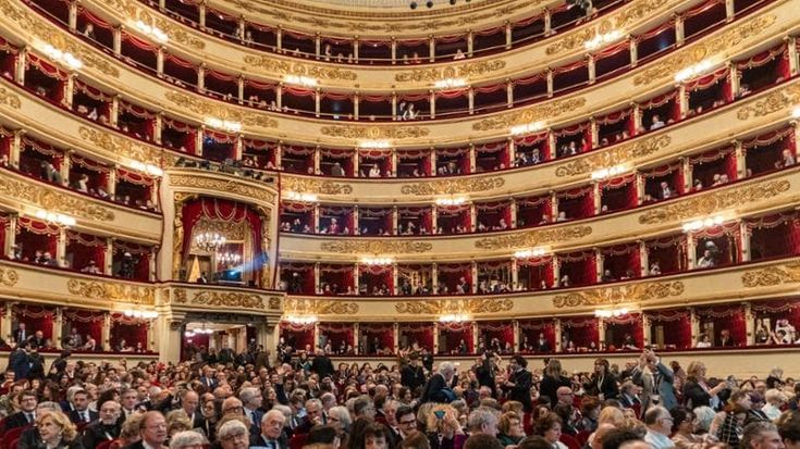 Alla Scala torna in vigore il dress-code: niente canotte, pantaloni corti e infradito