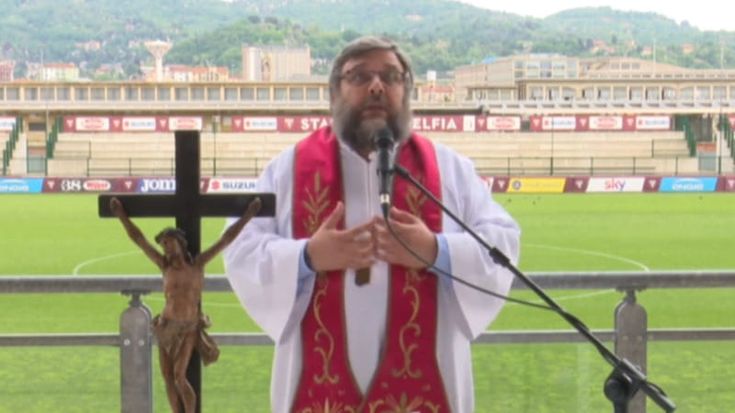 Il cappellano del Toro don Robella gravemente ferito in un incidente stradale