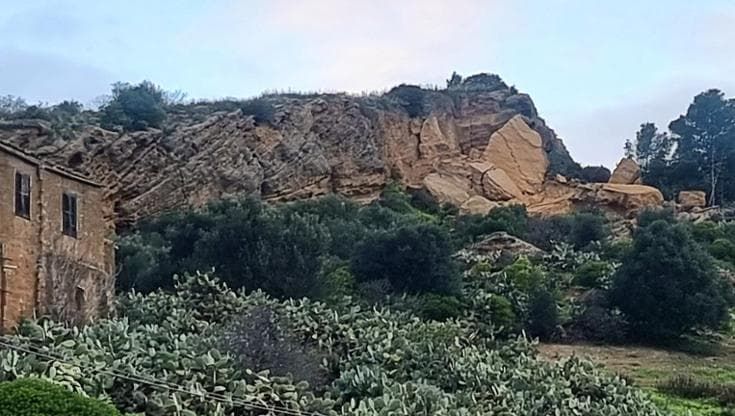 Crolla un tratto del costone che sovrasta la Panoramica dei templi, a rischio “La casa dei libri”