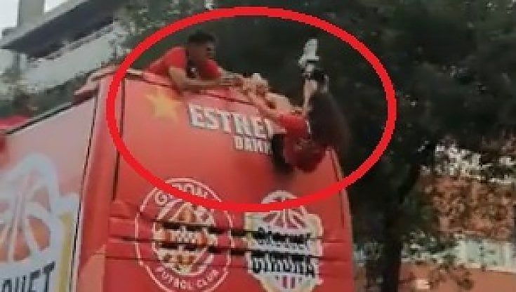 Girona, fotografa cade dal bus scoperto: Arnau Martinez la salva, ma per alcuni istanti resta sospesa nel vuoto