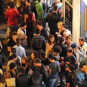 Movida a Torino, il gestore di un pub deve cacciare i clienti rumorosi