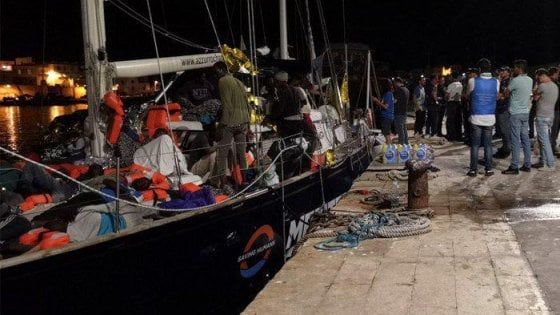 Migranti, decreto sicurezza: la Finanza confisca la barca Alex della Ong Mediterranea a Lampedusa