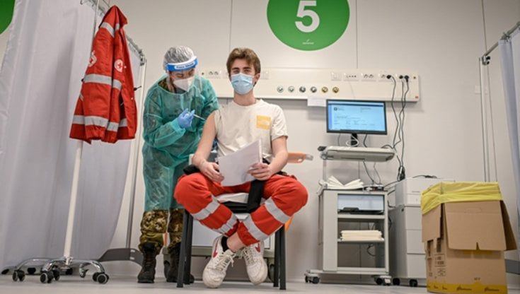 Vaccini anti Covid, ecco il piano della Regione: per rispettare i tempi sarà necessario somministrare almeno 157mila dosi al giorno