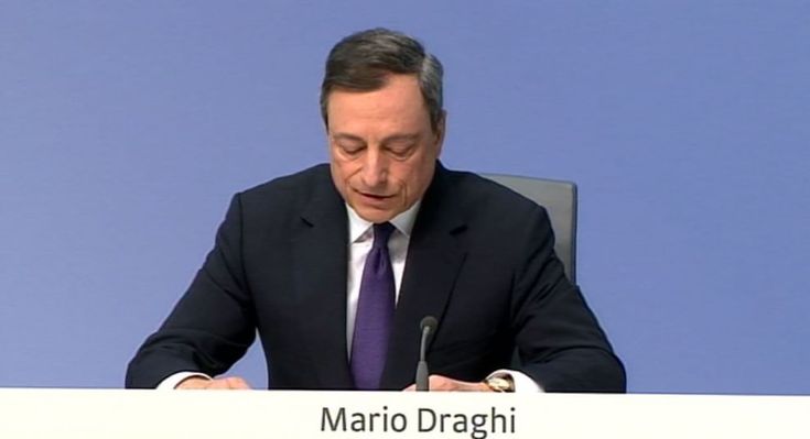 Bce, irrompe manifestante mentre parla Draghi: la fotosequenza