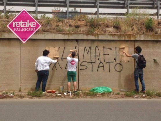 Cancellata la scritta W La Mafia