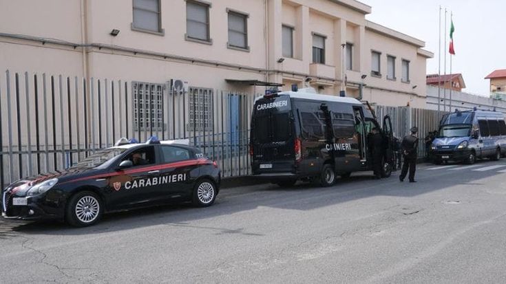 Messaggi hard ai suoi studenti e approcci fisici: prof di religione arrestato per violenza sessuale su minori