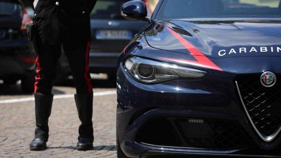 Siracusa, vendeva i figli di 3, 4 e 7 anni: arrestati la madre, il consuocero e un carabiniere