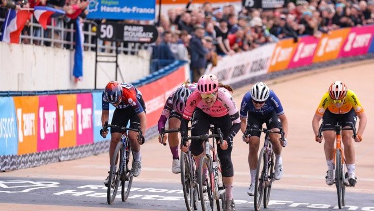 Parigi-Roubaix donne, vince la canadese Jackson (che poi balla). Katia Ragusa è seconda