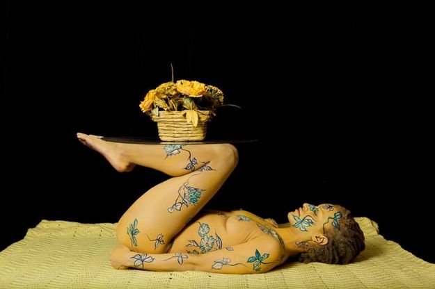 Corpi come oggetti, il body painting fa arredamento