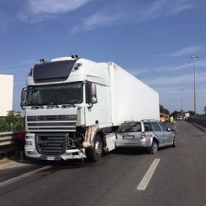 Bari, incidente sulla statale 16 bis all'altezza di Palese: traffico paralizzato per ore