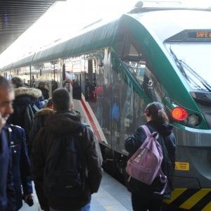 La puntualità non basta più. Trenord lancia i corsi d'inglese e la spesa online mentre si viaggia
