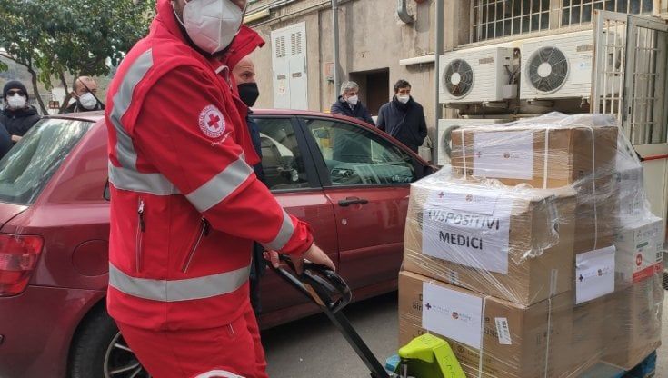 Ucraina, partito dal Sant'Eugenio il primo camion della Croce Rossa pieno di medicinali 