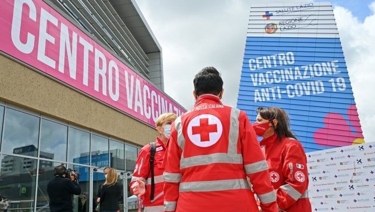 Vaccini, centri in tutte le Regioni per somministrare AstraZeneca a cinquantenni e quarantenni