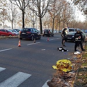 Torino, marito e moglie investiti sulle strisce pedonali: la donna è grave