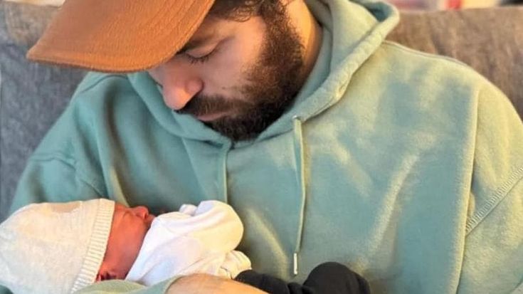 Riccardo Zanotti è diventato papà: on line foto e dedica al figlio con il verso di una sua canzone