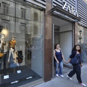 Nasconde i jeans sotto i suoi pantaloni: tentato furto da Zara a Parma