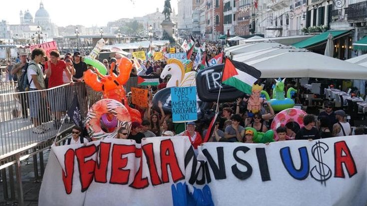 Proteste e striscioni, a Venezia contestato l’ambasciatore Usa Fertitta