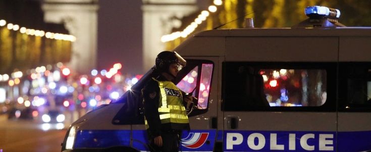 Parigi, agguato sugli Champs Elysées: uccisi un agente e l'assalitore. Isis rivendica