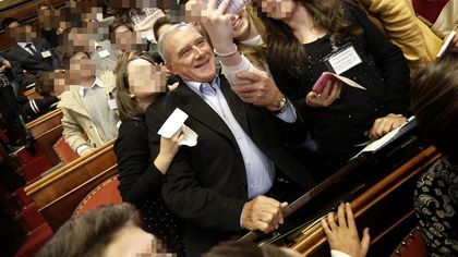 Senato: Grasso e gli studenti, selfie in aula