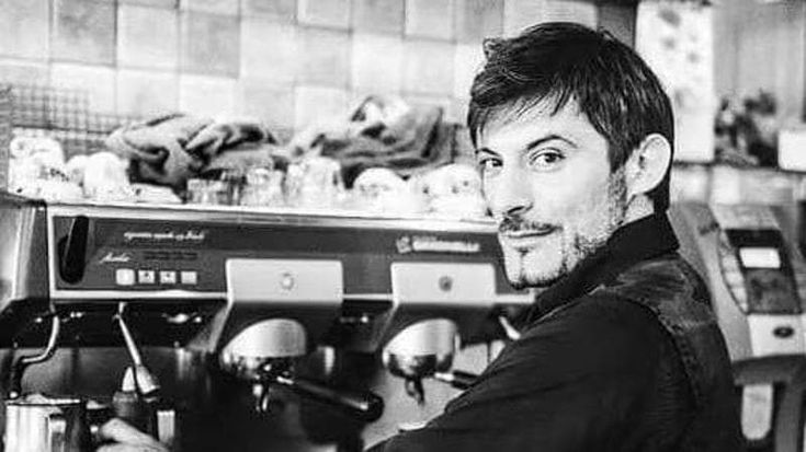Scontro tra auto e moto al semaforo per una mancata precedenza: Massimo Mesiani muore a 49 anni