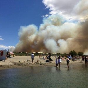 Al lavoro da 20 ore, malore per un vigile del fuoco durante un rogo a Pistoia