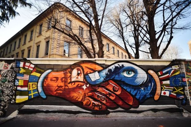 Milano, i murales dei liceali colorano via Padova
