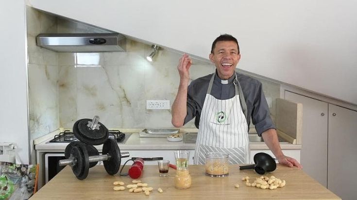 Don Plata, il prete che combatte il razzismo con un podcast di cucina etnica