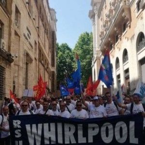 Whirlpool, il 29 presidio al Mise, attesi 300 lavoratori a Roma: "Napoli non molla"