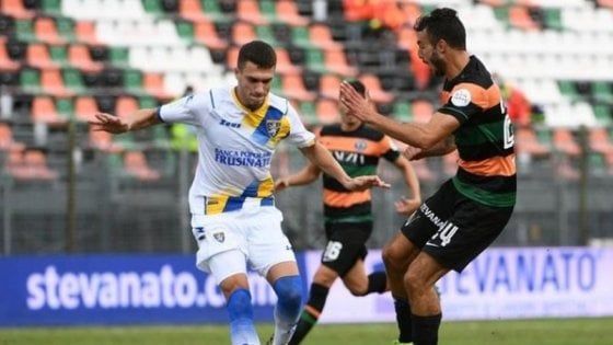 Serie B: colpi Salernitana e Frosinone, il Monza pareggia ancora. In cinque in vetta, nessuno a punteggio pieno