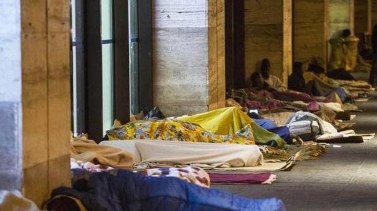 Senza casa e innumerevoli soluzioni per dormire in luoghi di fortuna: la mappa delle città italiane