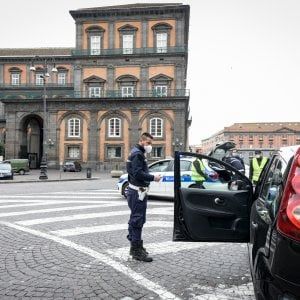  Coronavirus, a Napoli 18 denunciati: erano in strada senza moduli